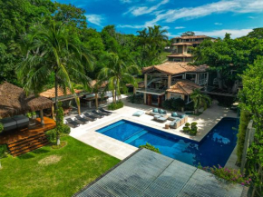 Luxuosa casa de 6 Suítes à beira- mar, Exclusividade na praia da Ferradura - Búzios